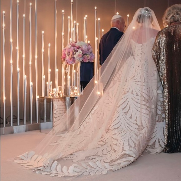 Oscar de la Renta Bridal Gown - Picture 4 of 4